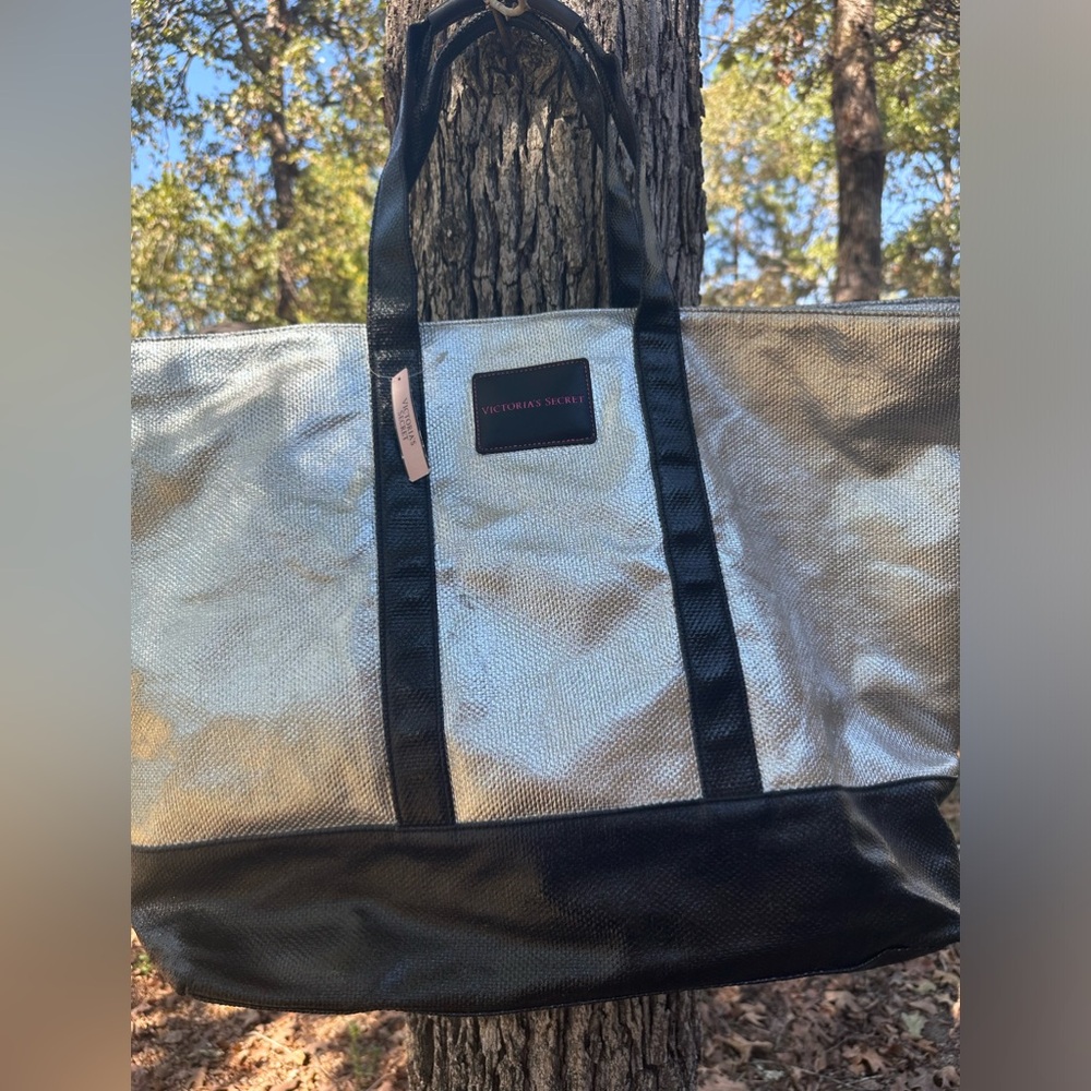 VICTORIA'S SECRET 2017 LIMITED EDITION METALLIC SILVER WEEKENDER TOTE